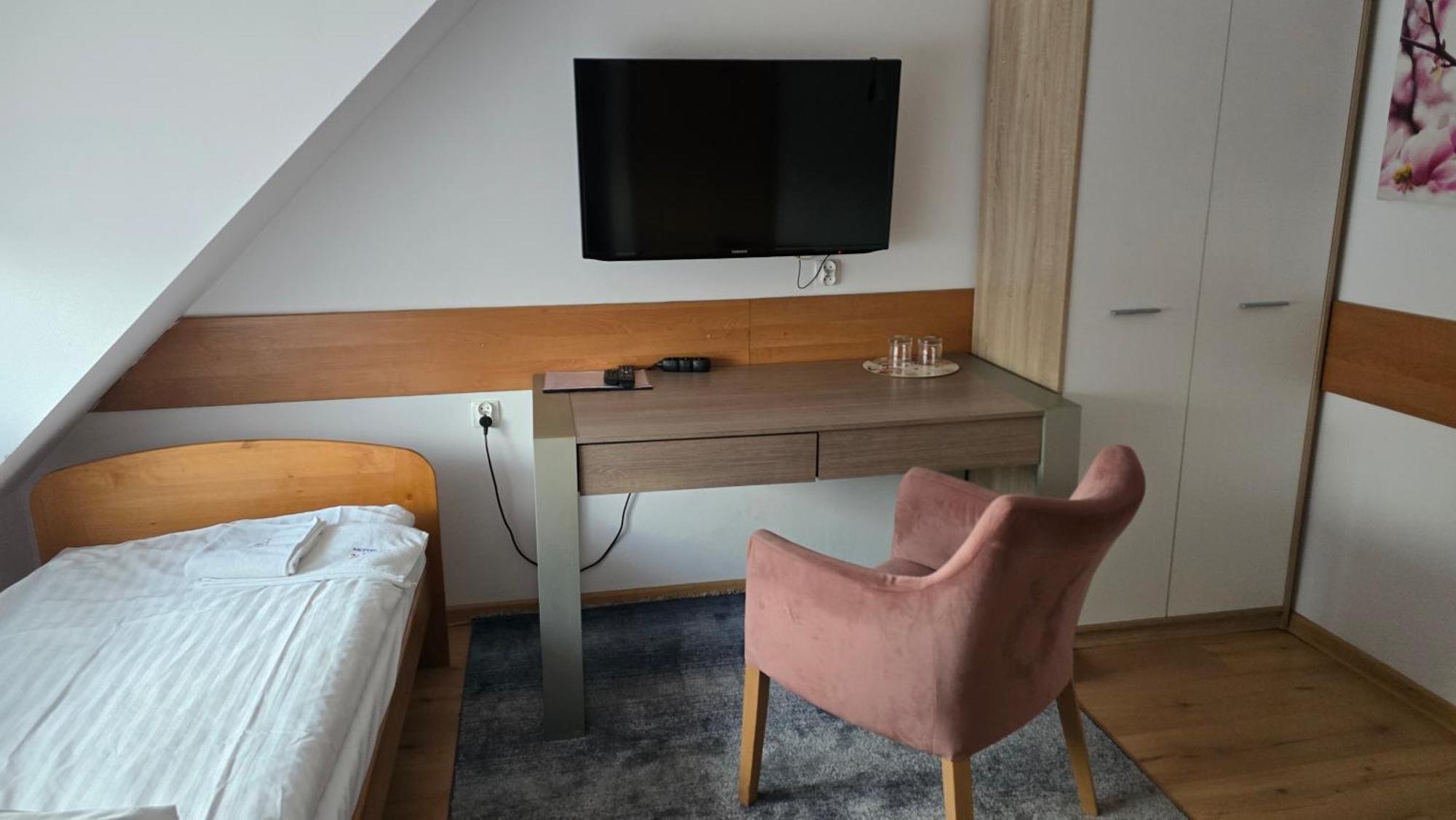 Motel Za Miedza Bralin Eksteriør bilde